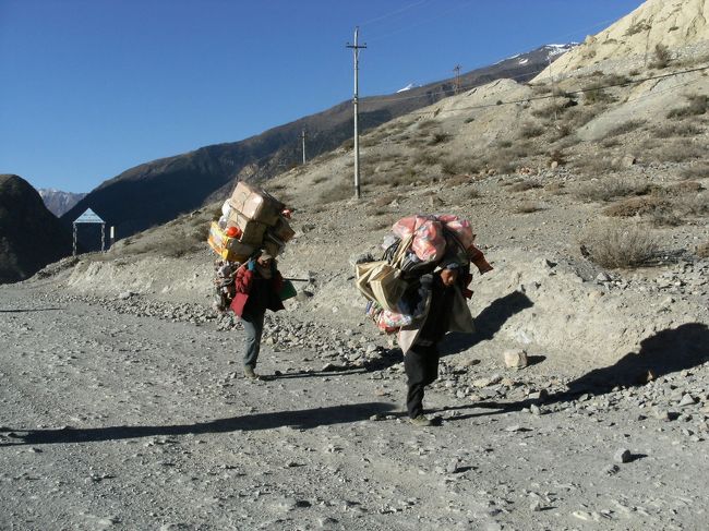 <br />　大きな荷物を背負った人が行く・・<br /><br />　