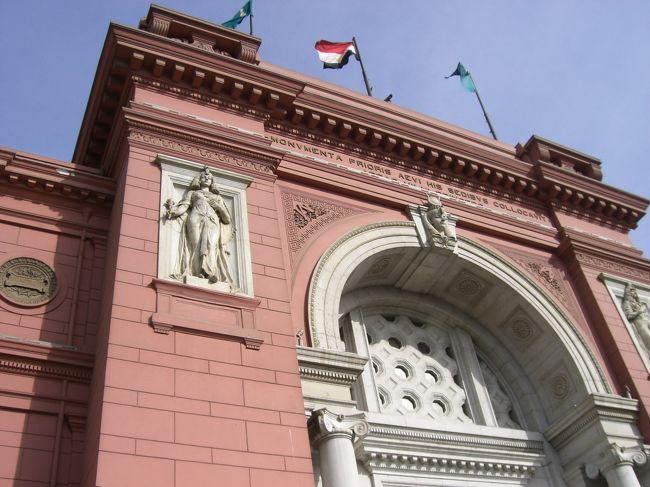 カイロ着が深夜だったので、空港で朝まで寝ました。空港で会った若い兄ちゃんが話すとすぐに結婚しようと言ってきて、ガイドブックに書いてあったとおりだと思いました。怖かったので、市バスにのって宿に向かいました。宿に荷物を置いて朝一で、国立考古学博物館に向かいました。ここには、あの有名なツタンカーメンの黄金のマスクがあります。薄暗い中に光輝いていました。当たり前ですが黄金でした。