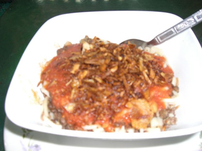 コシャリというエジプトの国民食です。とっても安くてボリュミー！お米やパスタや木の実(？）とにかくお腹が膨れます。