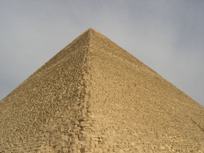 バスにのること30分、着きました！ギザのピラミッドです。大きい石が積み重なってできています。どうやってこんなに大きい石を積み上げたのか、どうやって大昔に四角錘を完成させたのか、見れば見るほど疑問がわいてきます。