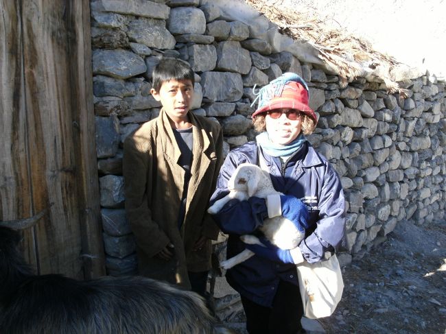 <br />　昨年生まれたばかりの子山羊を抱く・・