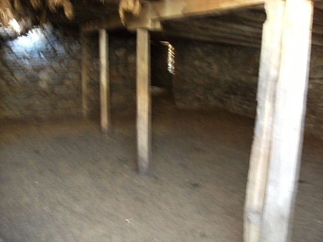 <br />　山羊が放たれた後の小屋の中・・<br /><br />　山羊の糞は貴重な肥料になる。