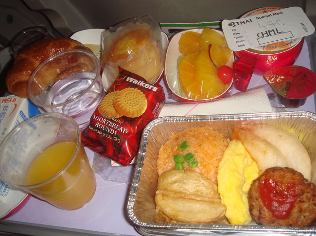 いきなり機内食でＴＧのこれはチャイルドミール。なあにがチャイルドミール！とんでもなく多い。