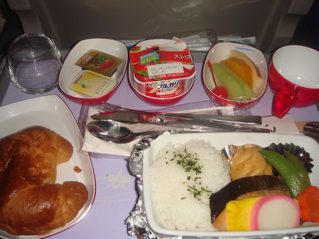 で、こちら大人用。しょ、食器が変わったのね!