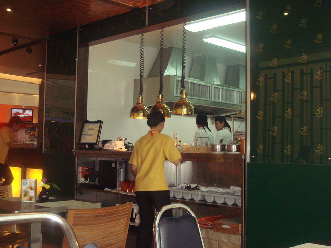 ほれほれ、バンコクはスワンナプームだったけ、スワプンナームだったかの空港。とりあえずフードコートへ。