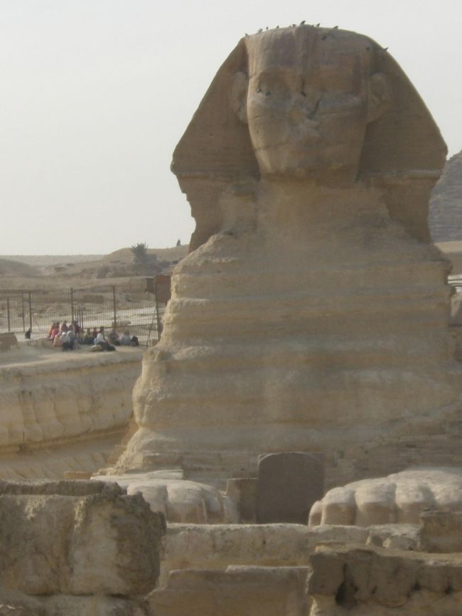 スフィンクスです。ちょっとくずれ気味？<br />この目線の先にＫＦＣがあります。スフィンクスを見ながら、バスの中で知り合ったご夫婦にお昼をご馳走になりました。