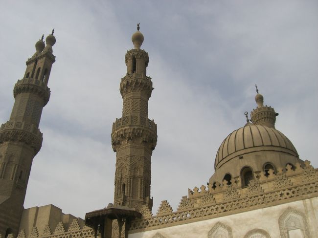 オールドカイロを歩いていたときに街中にあったモスクです。いたるところに人々が祈るモスクがありました。千の塔の都、カイロです。
