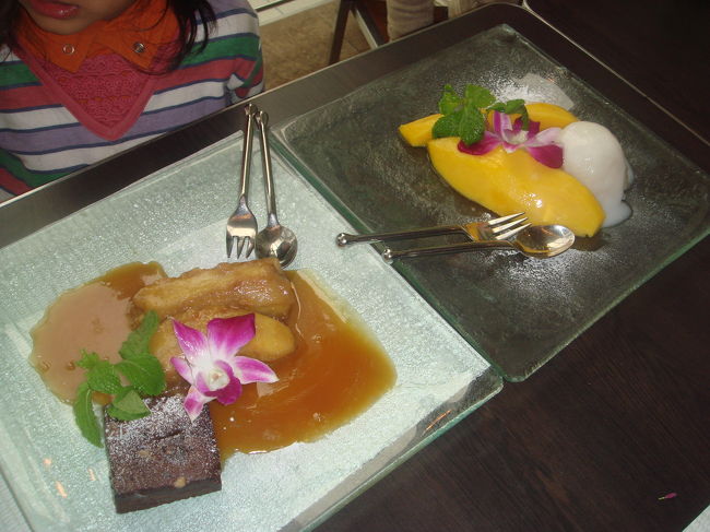 こつらデザート。むこうはカオニャオマムアン。もち米ココナツにマンゴーどかっ、です。