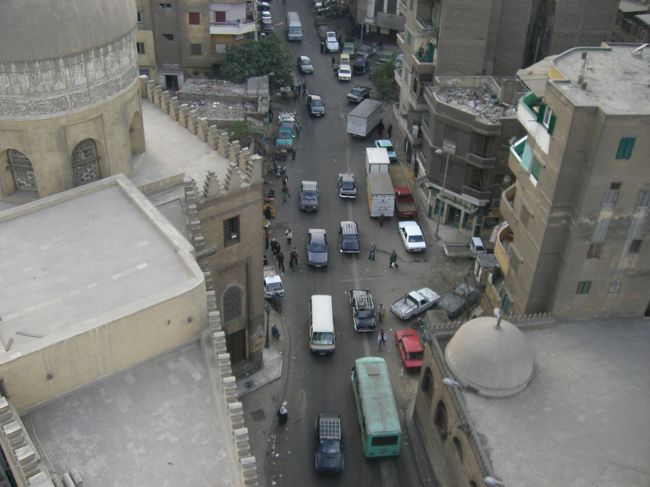 塔に上れたので、上から町を激写。町は喧騒としています。