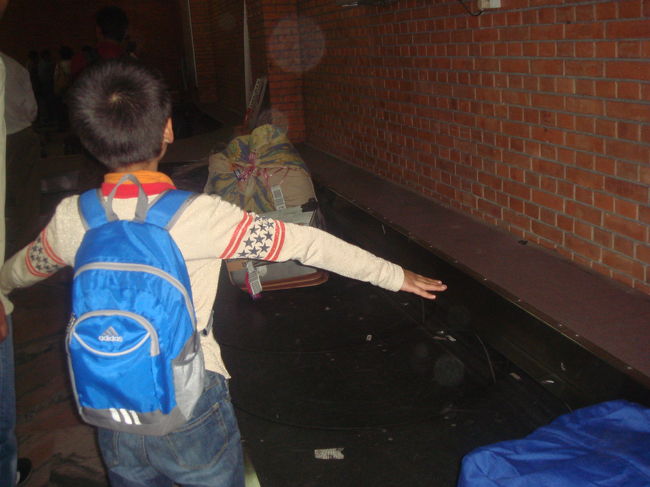 つーいたついた。2,5ヶ月ぶりのカトマンドゥ、トリヴヴァン国際空港のバゲジクライムを、パパの父に託された大荷物が流れきて、その無事を喜ぶ息子の金太。