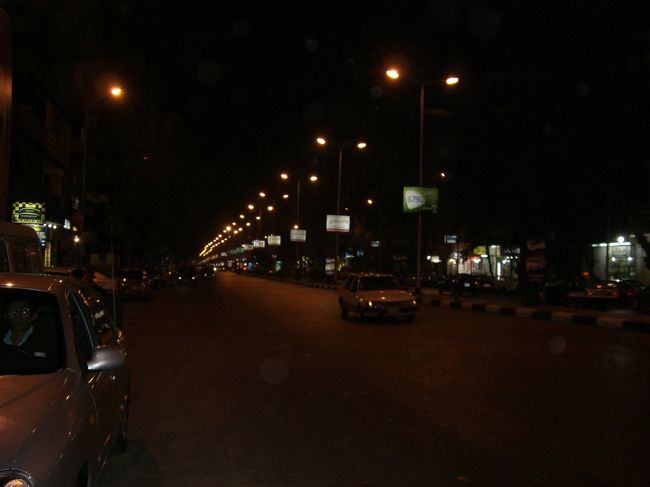 夜のカイロ。この日は、宿の人たちとベリーダンスを見に行きました。ベリーダンスは昔王様の寵愛をうけるため踊ったらしく、すごく魅力的でした。本場で見れて良かったです。ベリーダンスはくびれを作るダイエットにも効果的みたいです。