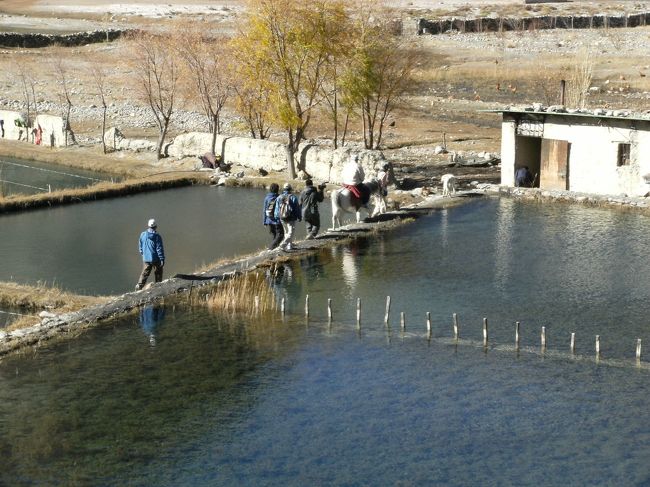 <br />　近藤翁の後に取材スタッフが続く・・