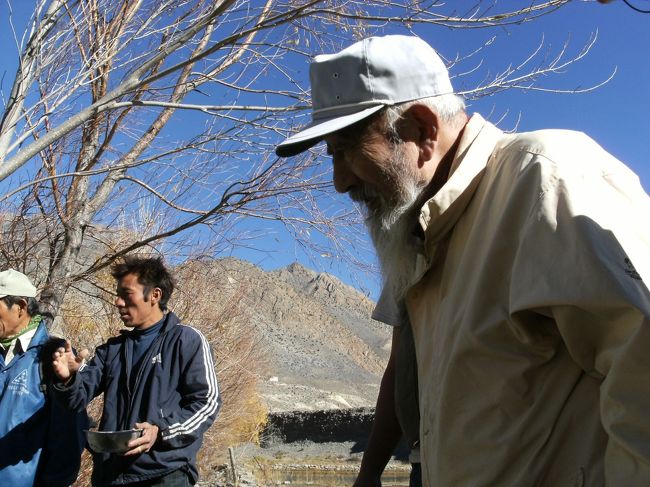 <br />　ニジマスの成長を見つめる近藤翁・・