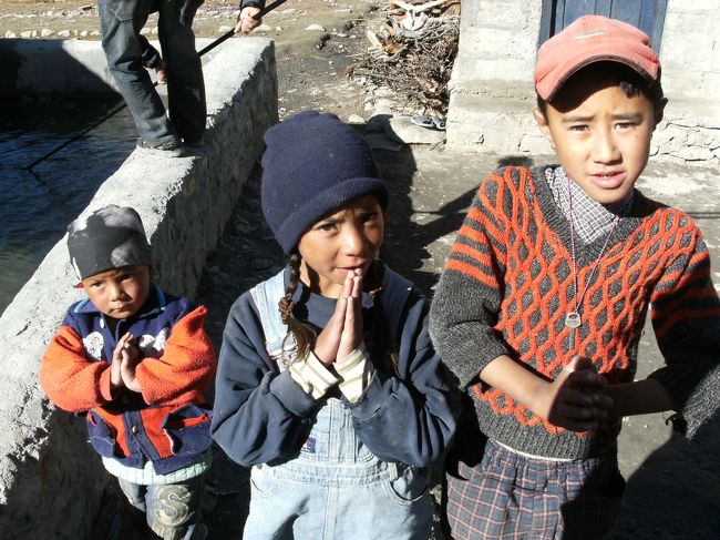 <br />　養殖場に住むスタッフの子どもたち・・<br />　<br />　みんな”ナマステ”と挨拶してくれる。