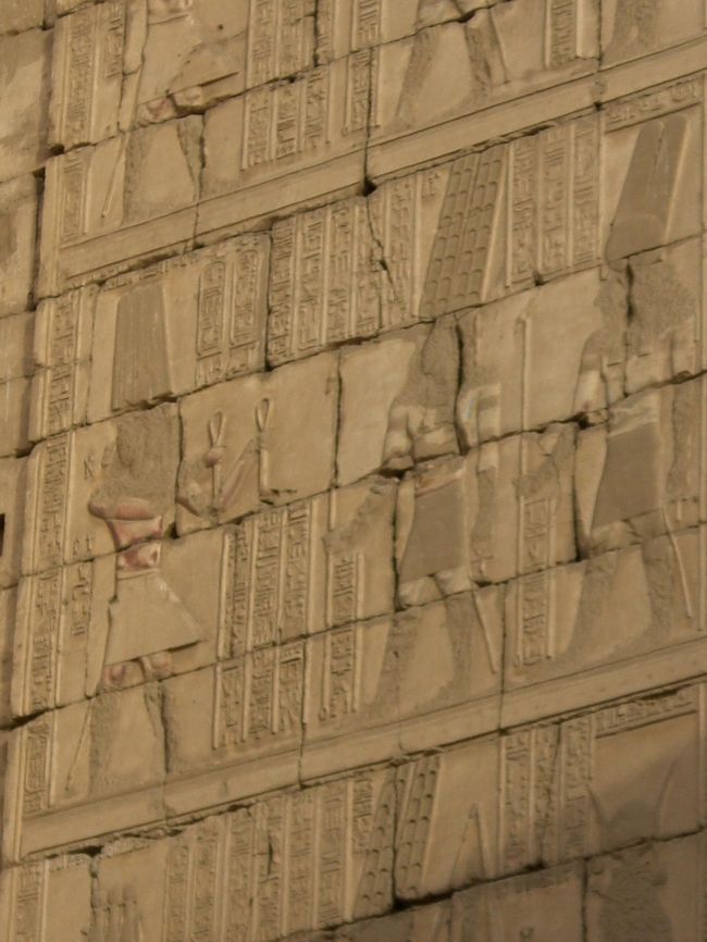 柱には、彫刻もたくさん残っています。