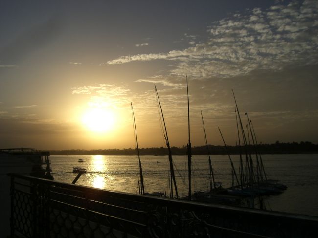 カルナック神殿からの帰り道、ナイル川に沈む夕日がきれいでした。