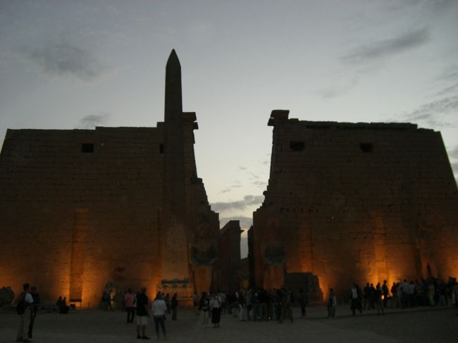 ルクソール神殿です。見学しているとどこからかコーランが流れていました。