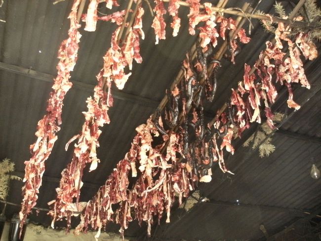 <br />　池の側にあるスタッフの小屋の中に入ると、天井に山羊の肉が干してあった・・・<br /><br />　小屋の中で薪をたくので自然燻製になる。