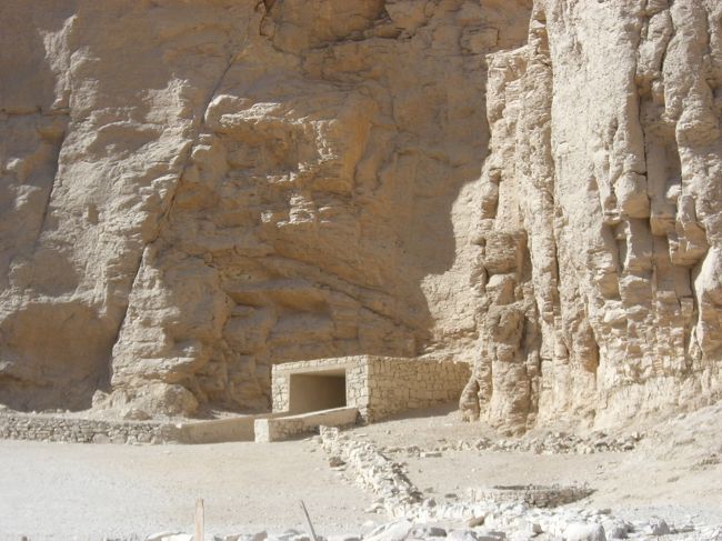 ルクソール２日目、ナイル川西側の一日ツアーに参加しました。王家の谷やハトシェプスト女王葬祭殿などみどころを回りました。