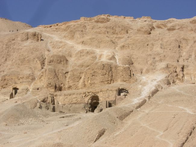 ぽこぽこ穴が開いていてそれらがすべて王様のお墓です。たくさんありました。まだ発掘中らしいです。<br />このときちょうどツタンカーメンのミイラが特別公開されていました。ＮＨＫもきて撮影していました。