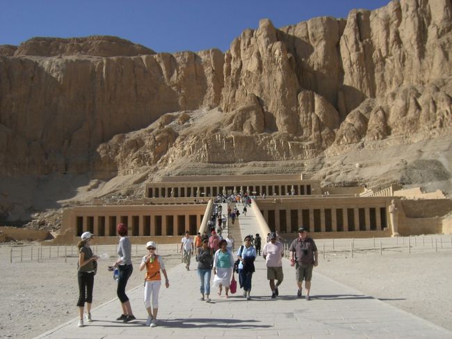 ハトシェプスト女王葬祭殿です。こんなにきれいに残っているなんてびっくりです。