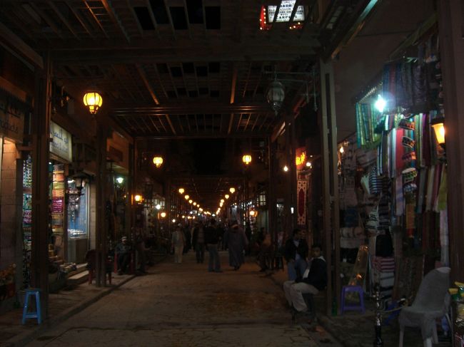 夜のスークです。雰囲気があります。価格はなく、交渉次第です。