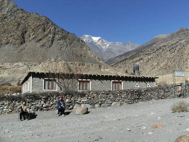 <br />　シャン農園にあるＭＤＳＡの研修センター前で一休み・・