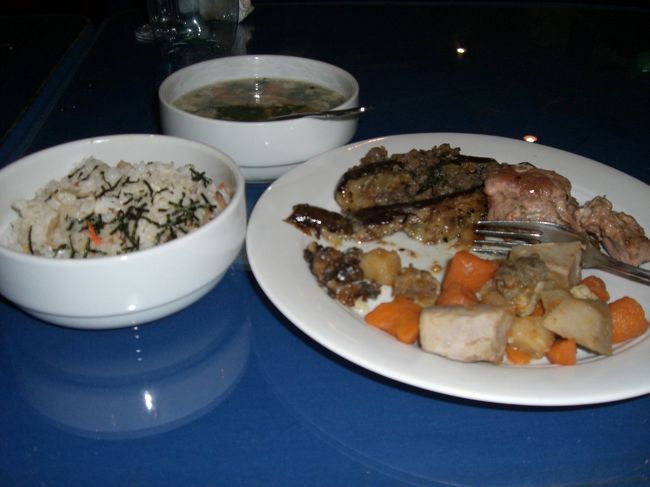 日本ではお正月ということで、お寿司や煮物をつくってくれました。お餅もあったらしいのですが、冷蔵庫にいれておいたら、なくなってしまったらしいです(笑)ここの宿の方々には本当によくしてもらいました。カイロの宿からたまたまつながった出会い。出会いって面白い！