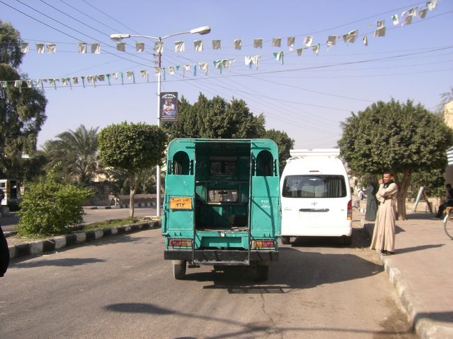乗り合い軽ワゴンみたいなのに飛び乗って飛び降りて、歩きます。