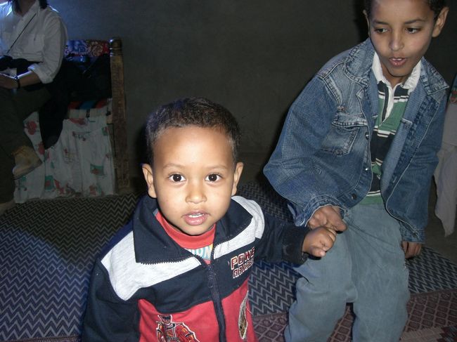 家に着くと、外には、子供たちがいっぱい！<br />目がくりくりしてて、まつげ長くて、なんといっても、人なつっこくて、すごく可愛い！おかあさんがお昼ごはんをつくってつれるというので、待っている間ずーっと遊んでいました。