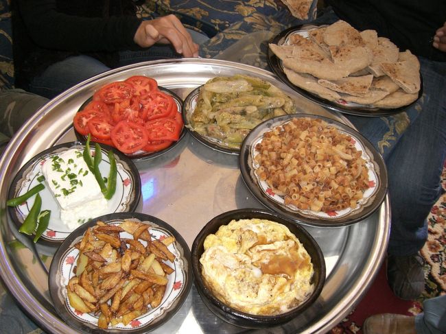 待ちに待ったおかあさんの料理です。パンみたいなものに、おかずをのせて食べます。<br />おいし〜！みんなで全部平らげました！ご馳走さまでした！シュクラン！