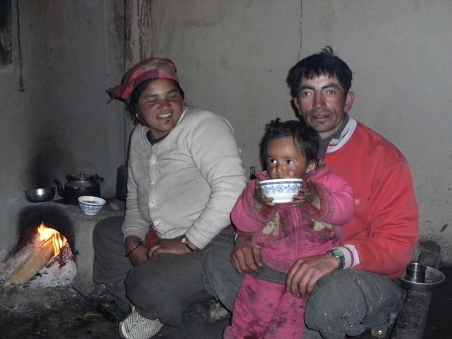 <br />　研修センター敷地内の離れに住んでいるバラットさん一家・・・<br /><br />　カマドで薪を焚く、調理や暖をとるためには欠かせない。そのために週に一度は山に薪をとりに行かねばならない。<br /><br />　