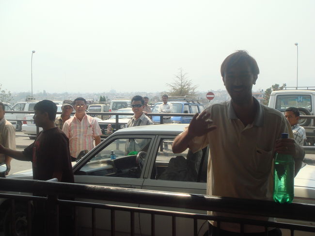 きましたあ〜。おむかえ〜。<br />まいどまいど、スタッフのラムハリさん。