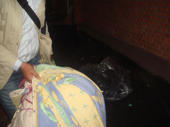 こんな大きいよ。え?何だって?聞かないで・・・・。私が捨てた昔式20型テレビ。お父さんが、どしても持ってけって、出発間際に。シーツやカーテンで無茶苦茶にくるんで、このような得体の知れないものに。