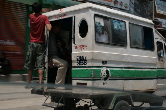 しばらく街のようすをどうぞ。うちのツアー3回目の参加Ｕ氏撮影。おお、表紙の幻想的パタン王宮広場も同氏によりまする。