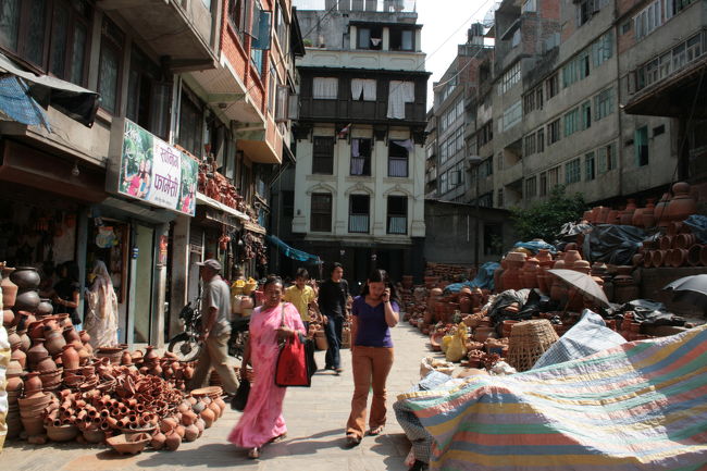 おなじみの素焼きや付近。Ｕ氏2度目のとき、地図のみでここで待ち合わせしたっけ。素焼き屋のおばちゃんが、Ｕ氏に、「ここだよ、彼女はまだだけど、待ってろ」って言ってくれたって。私、おばちゃんにはそのときまだ会ってなかったのに。もちろんＵ氏は面識なし。ふしぎでしょ。