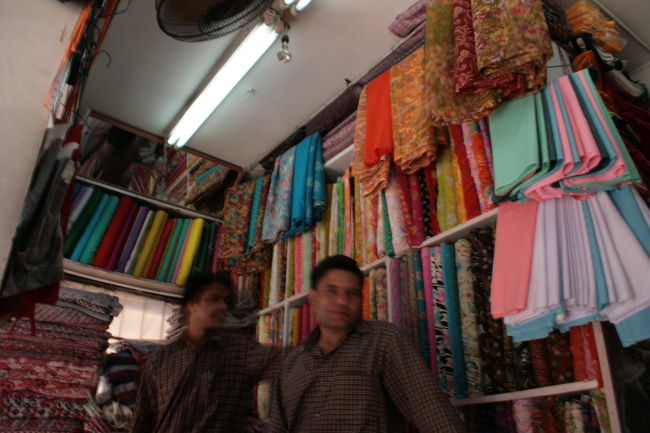 隣の布屋。このブログでも毎回登場。使用人も老けた。最初にここに奉公にやってきたころは、少年のようだったわ。