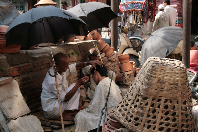 近くの散髪露店。3度目とはいえど、さすがにＵ氏も体験はせず。