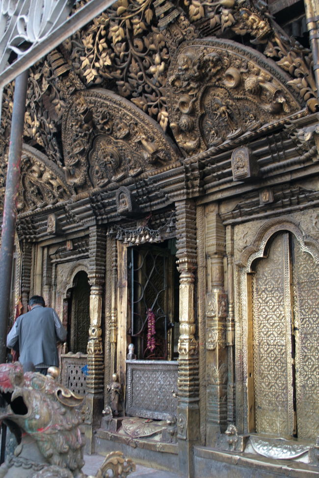 たまに芸術。裏手のセトマチェンドラナートです。セトは白って意味。パタンにラト（赤）マチェンドラナートってーのがある。鳩だらけ。