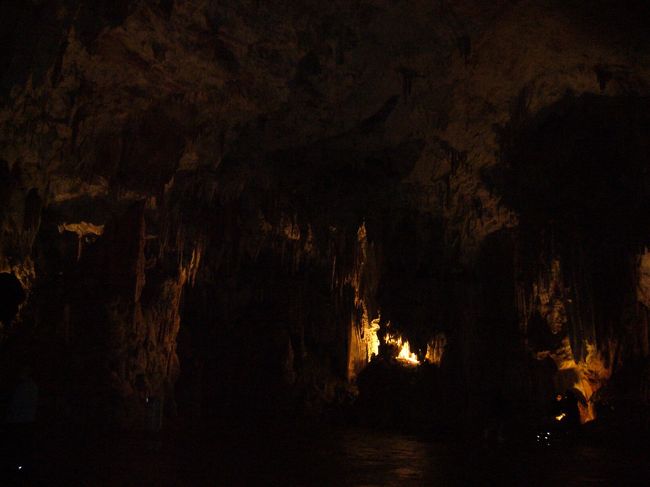 おおっ。大きな空間にたどりついたぞ。<br />『コンサート・ホール』と呼ばれているんだそうです。<br /><br />ここだけ写真撮影可でした。<br /><br />洞窟内は寒いと聞いたので、厚着をしてカイロまで持って行ったけど、歩いているうちに暑くなってきた・・。<br /><br />それより外の方が寒かったのです。<br />５月下旬で気温が９℃！<br />しかも風がビュービュー吹いてました。<br /><br /><br /><br /><br /><br />