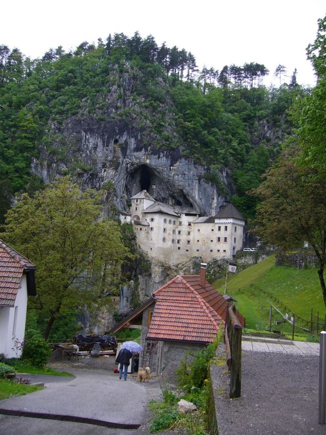 午後はプレドヤムスキー城へ。<br /><br />絶壁に張り付くように建つお城。<br />よくこんなところに作ったなぁ。<br /><br />