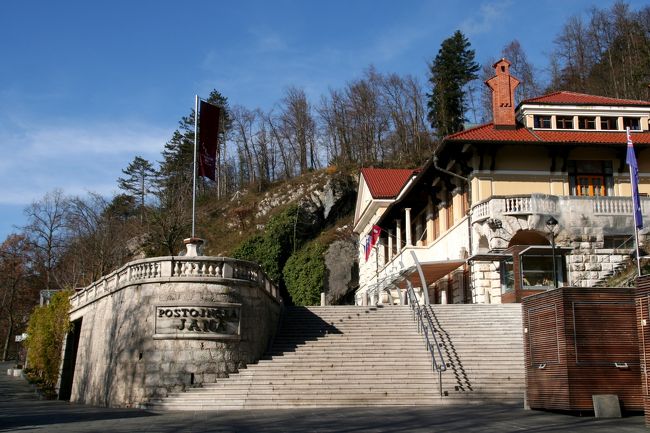 　鍾乳洞入り口脇にある建物で、レストランが入っています。