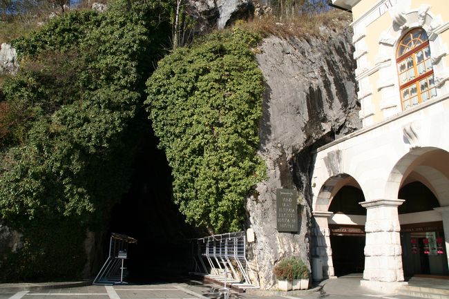 　左側が鍾乳洞の出口で、入り口は右側です。入場時に一人ひとり写真撮影が行われます。