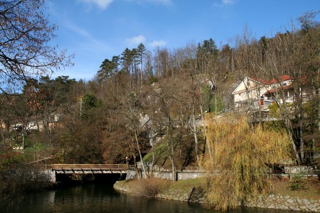 　入り口付近の風景です。洞内に流れる大量の水がここを流れています。平日の午前中だったので観光客も少なく、のどかな雰囲気でした。