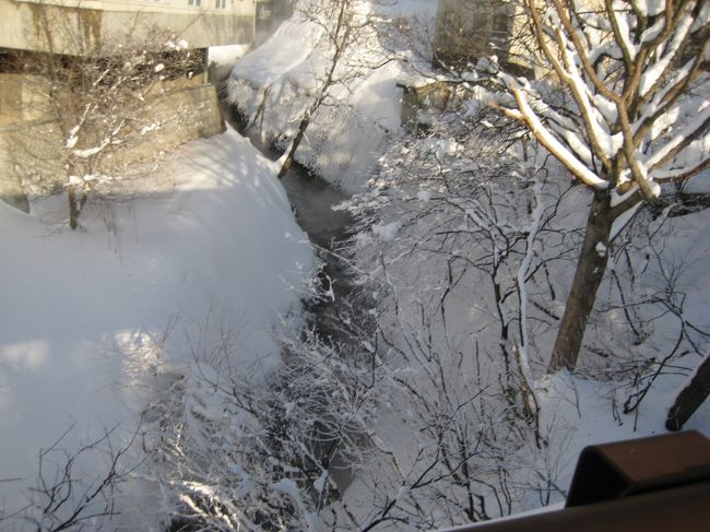 白銀の蔵王温泉街です。ふと視線を下にやると川がゆるやかに流れています。たくさんの温泉があるのでどれにしようか迷ってしまいます。<br />
