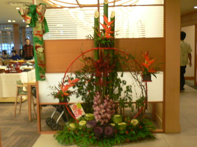 元旦の朝食はどのレストランも　「おせち料理」が出されるとの事。<br /><br />私達は和食レストランへ行きました。