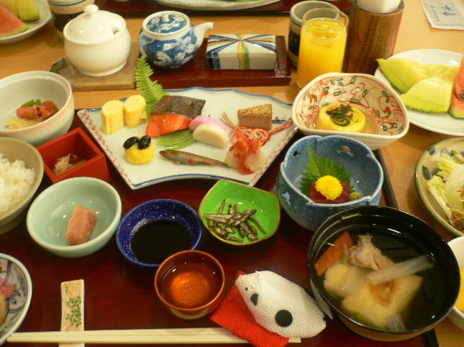 ごはんＯＲおかゆが、お雑煮はおかわりできま〜す。<br /><br />とっても豪華なおせち料理の朝食で、ちゃんと御屠蘇も付いていました。<br /><br />