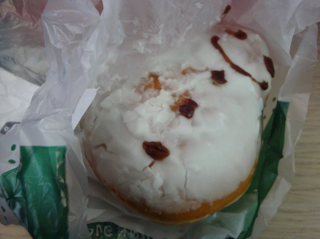 チェルトナムスパへの電車の中でのおやつ。スノーマンという名前のドーナツ。パディントン駅で買ったものですが、実はこれ、日本では未だ行列のクリス○ー・クリーム・ドーナツのもの。ちなみにロンドンでは全く行列なんていうことはなく。。。コンビニのようなところでも売ってました・・・。