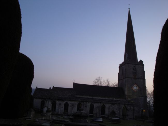 チェルトナムに到着後に行ったのが、コッツウォルズの小さな街、ペインズウィック。コッツウォルズに住んでいた経験もある方が薦めてくれた小さな街。セントマリー教会を見てきました。予定が押してしまい、だいぶ暗い時間になってしまいましたが、とても素敵な教会でした。