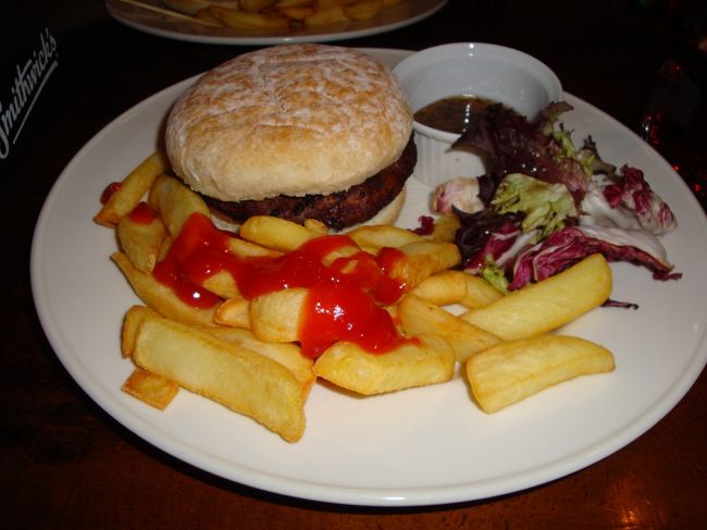この日の夕食。パブで食べたラムバーガーです。う〜ん、ちょっと焼きすぎだったかな。パブの店員さんはすごく親切だったんだけど（＾＿＾；）